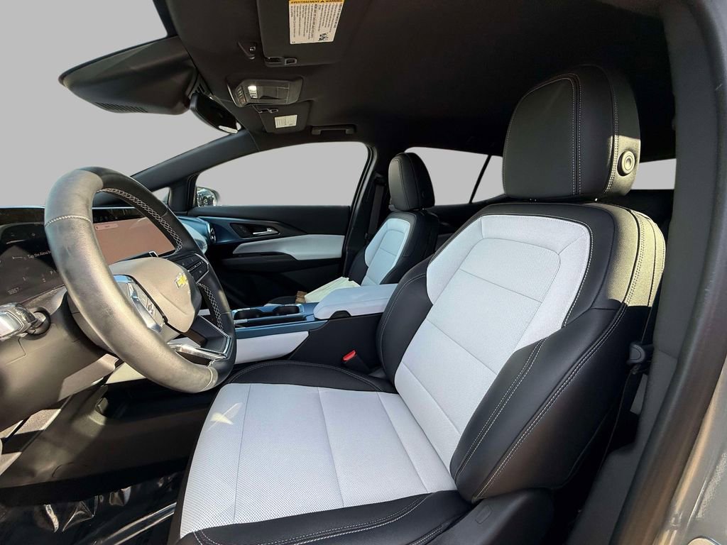 Used 2024 Chevrolet Equinox EV LT image 2