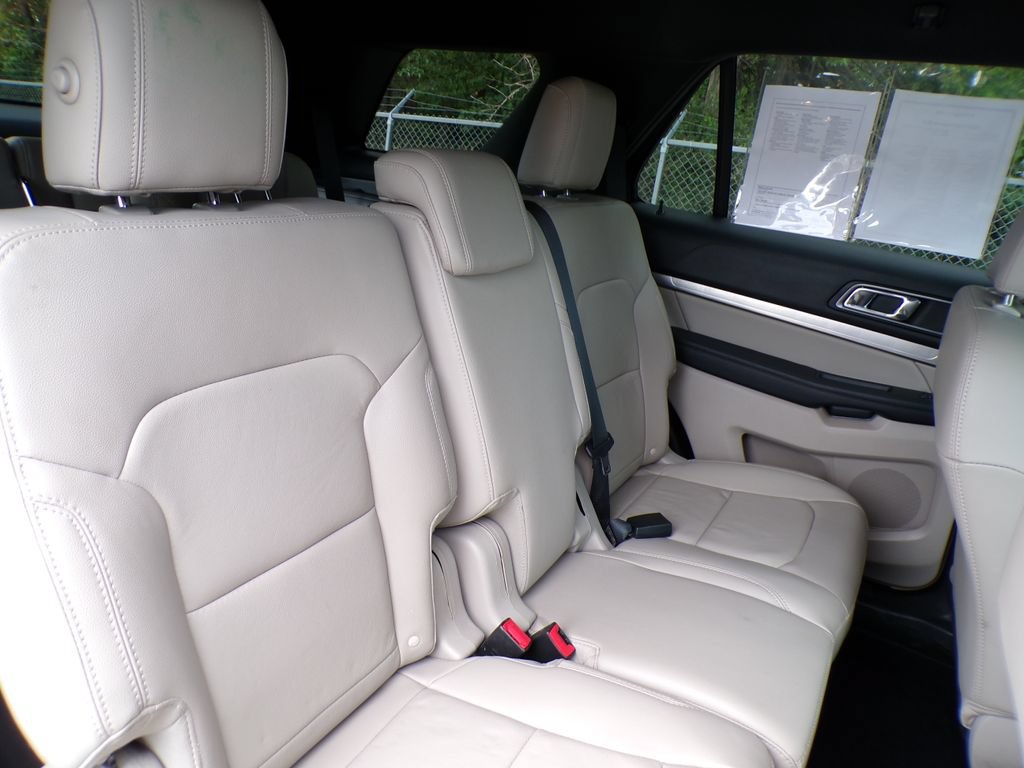 Used 2018 Ford Explorer XLT w/ Equipment Group 202A FWD image 19
