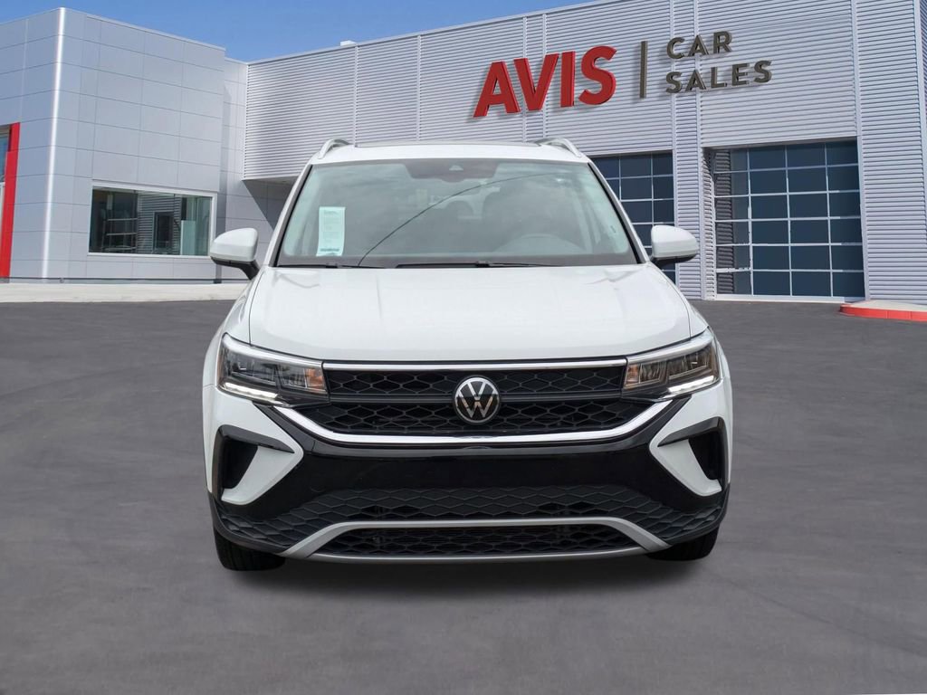 Used 2024 Volkswagen Taos SE image 2