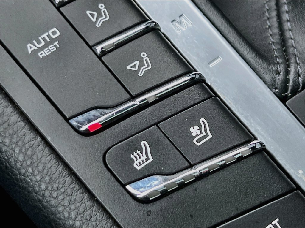 Certified 2021 Porsche Macan AWD/4WD image 23