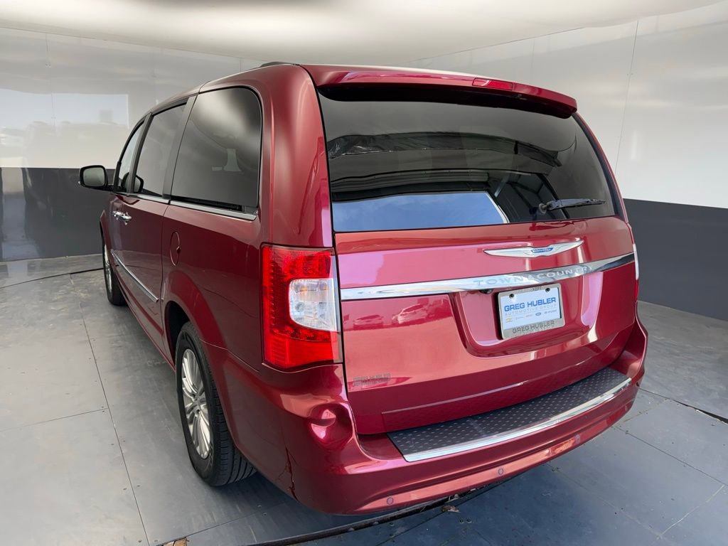 Used 2016 Chrysler Town & Country Touring-L image 2