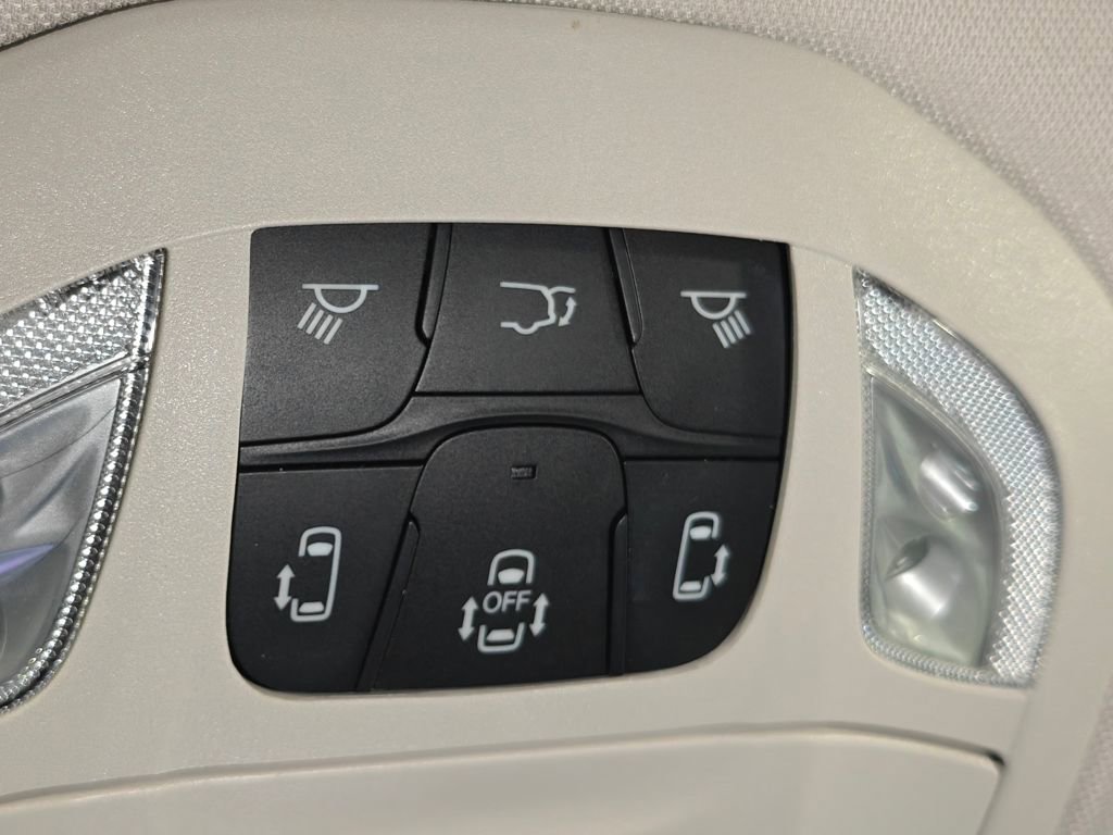 Used 2024 Chrysler Pacifica Touring-L image 9