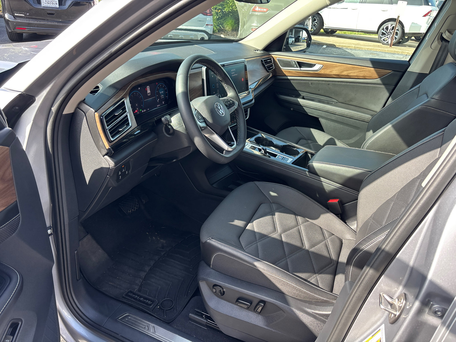 Used 2024 Volkswagen Atlas SE w/ Black Wheel Package AWD/4WD image 23