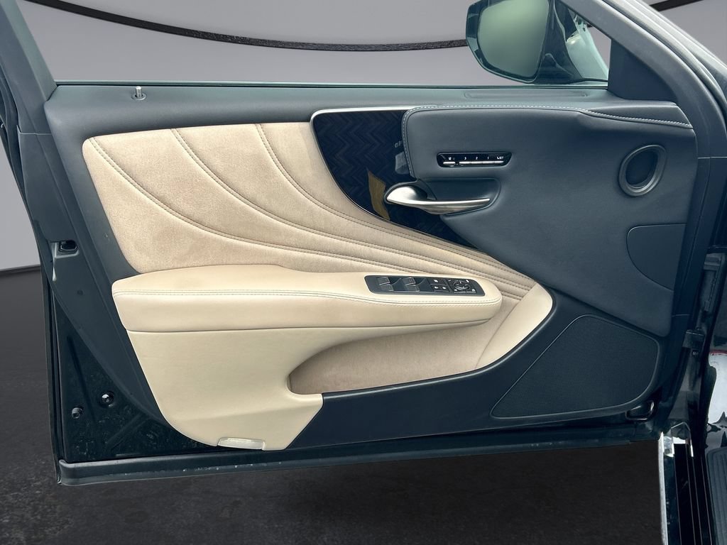 Used 2022 Lexus LS 500 w/ Interior Upgrade Package RWD image 35
