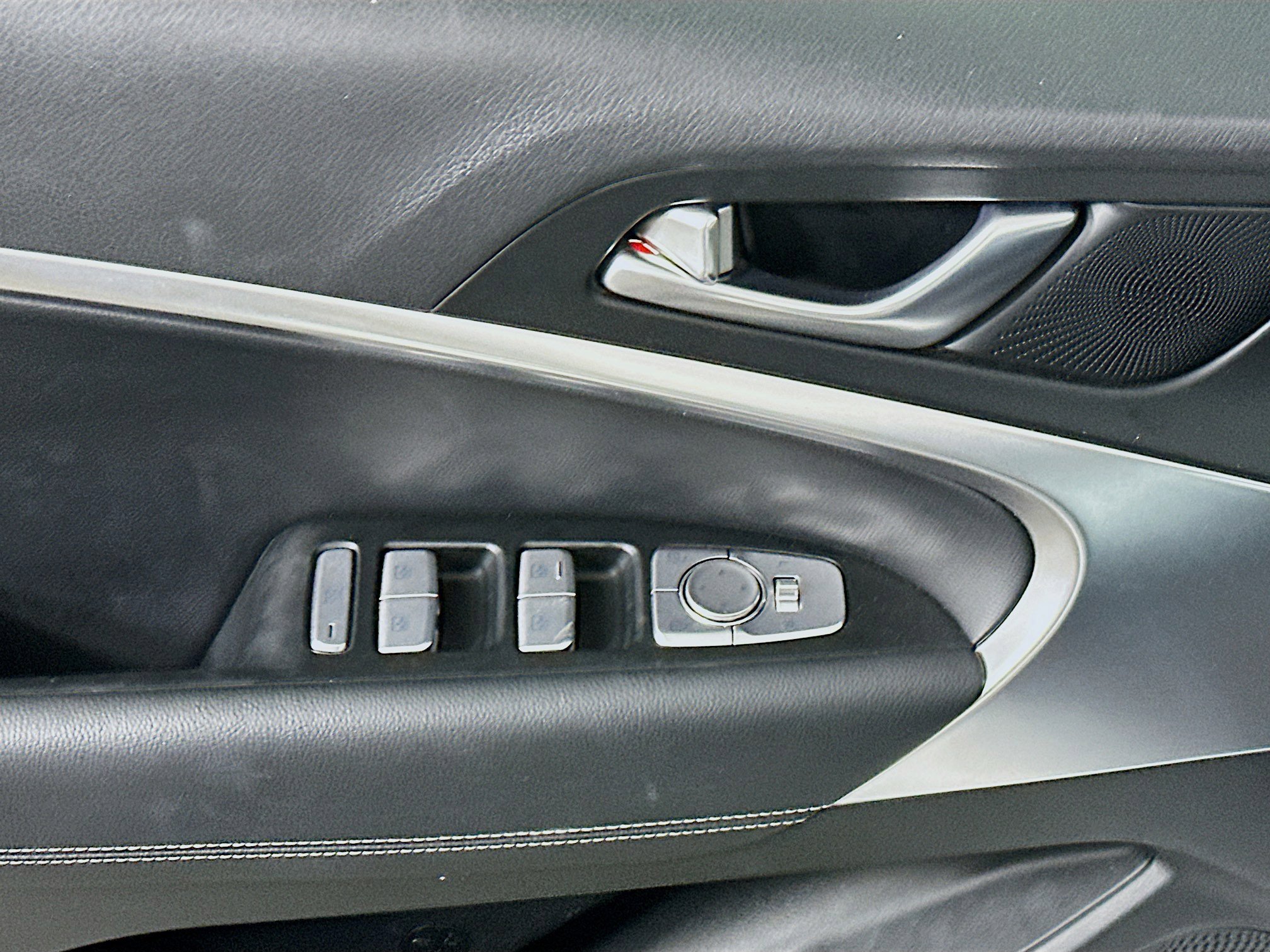 Used 2025 Genesis G70 2.5T RWD image 15