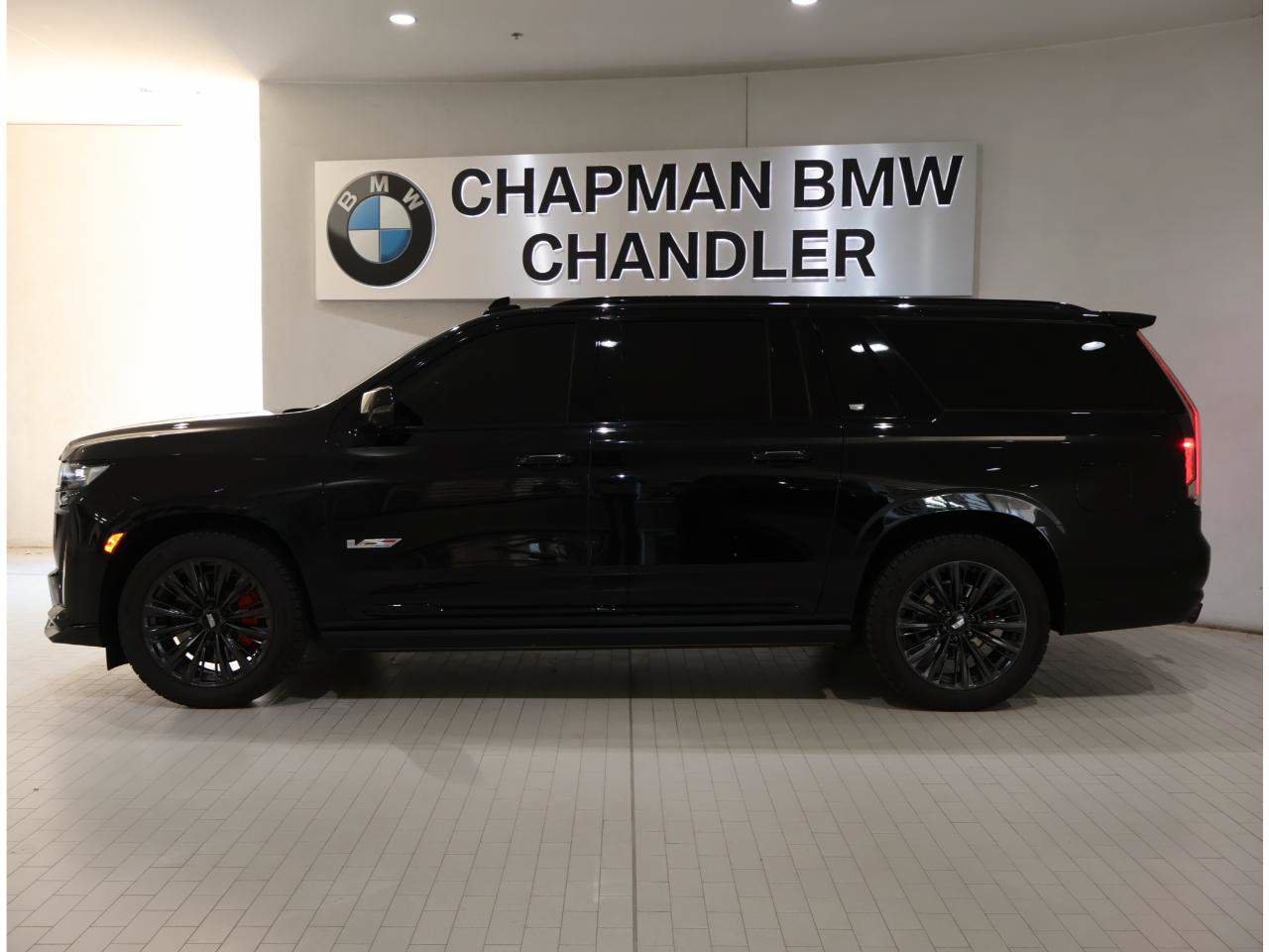 Used 2024 Cadillac Escalade ESV V w/ LPO, ONYX Package AWD/4WD image 3