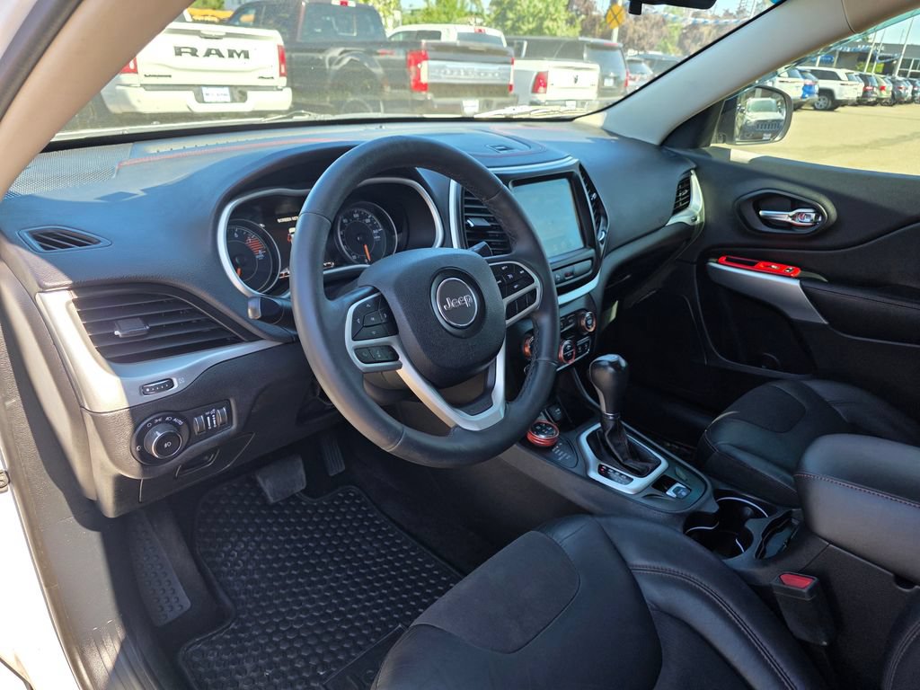 Used 2018 Jeep Cherokee Trailhawk AWD/4WD image 10