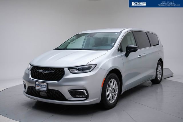 Used 2024 Chrysler Pacifica Touring-L image 1