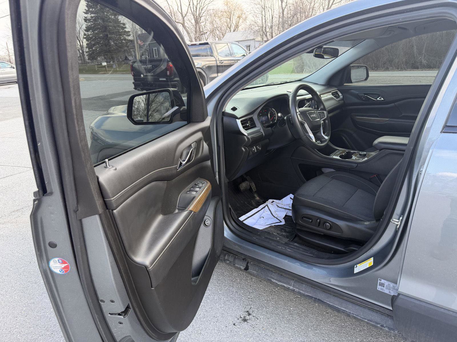 Used 2021 GMC Acadia SLE w/ Driver Convenience Package image 11