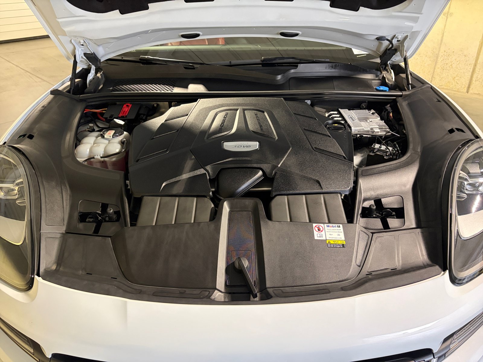 Certified 2023 Porsche Cayenne Platinum Edition AWD/4WD image 13