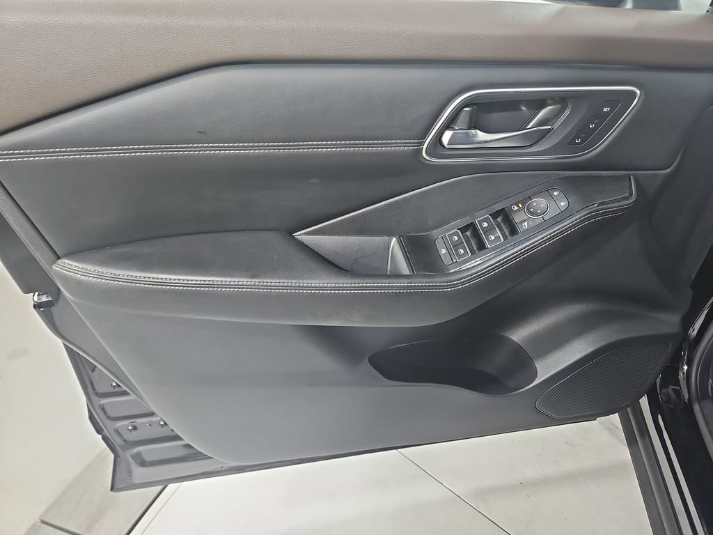Used 2021 Nissan Rogue Platinum FWD image 11