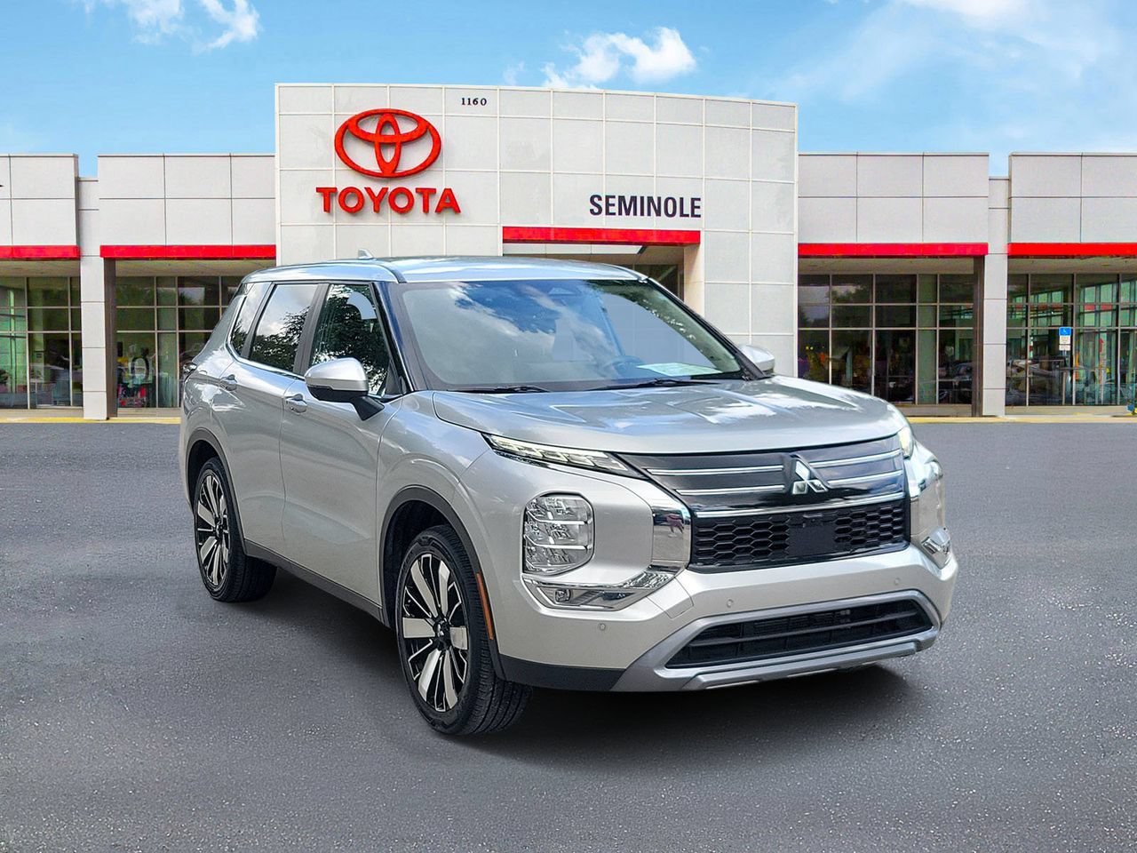 Used 2025 Mitsubishi Outlander SE FWD image 2