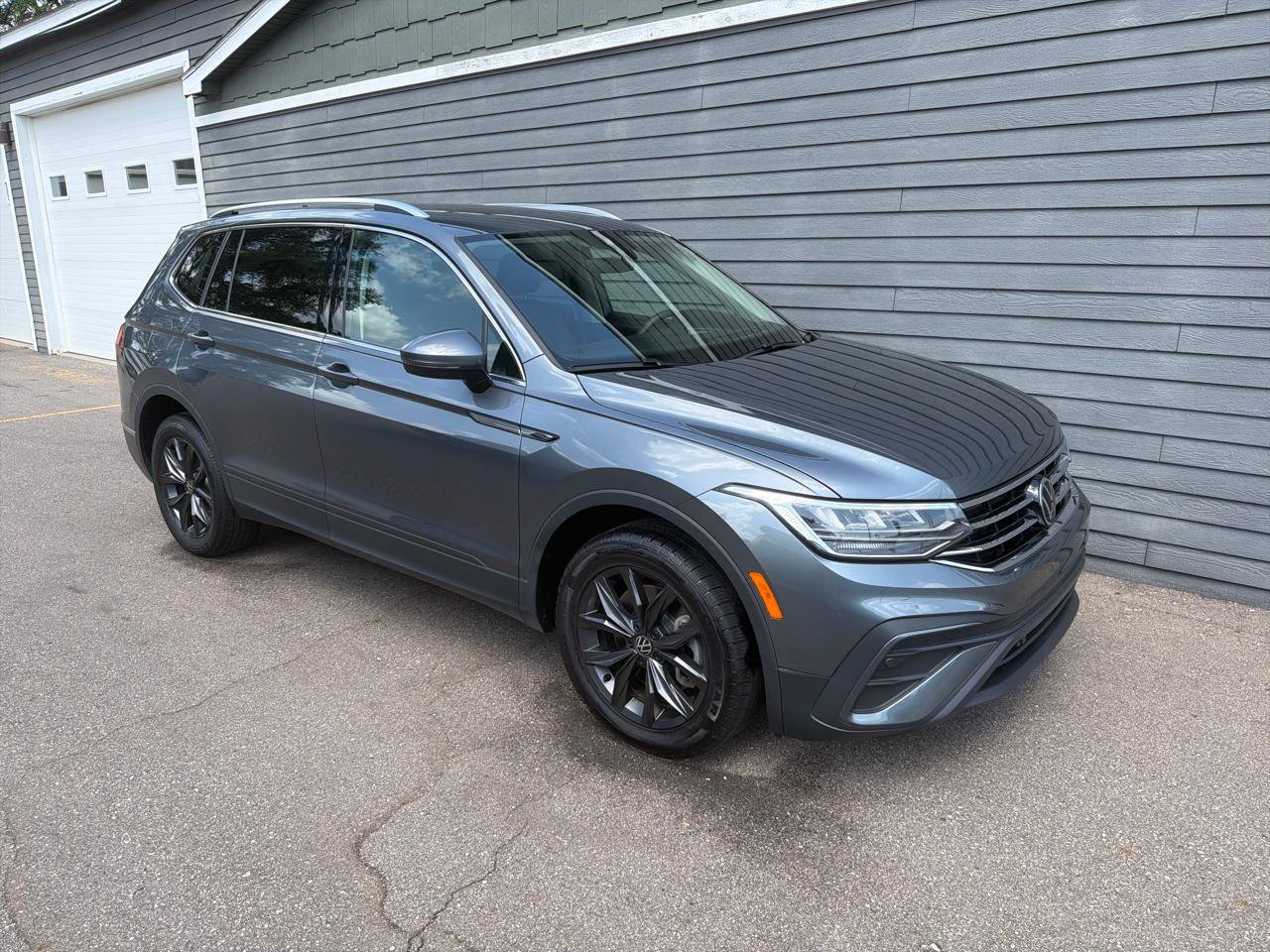 Used 2024 Volkswagen Tiguan SE AWD/4WD image 3