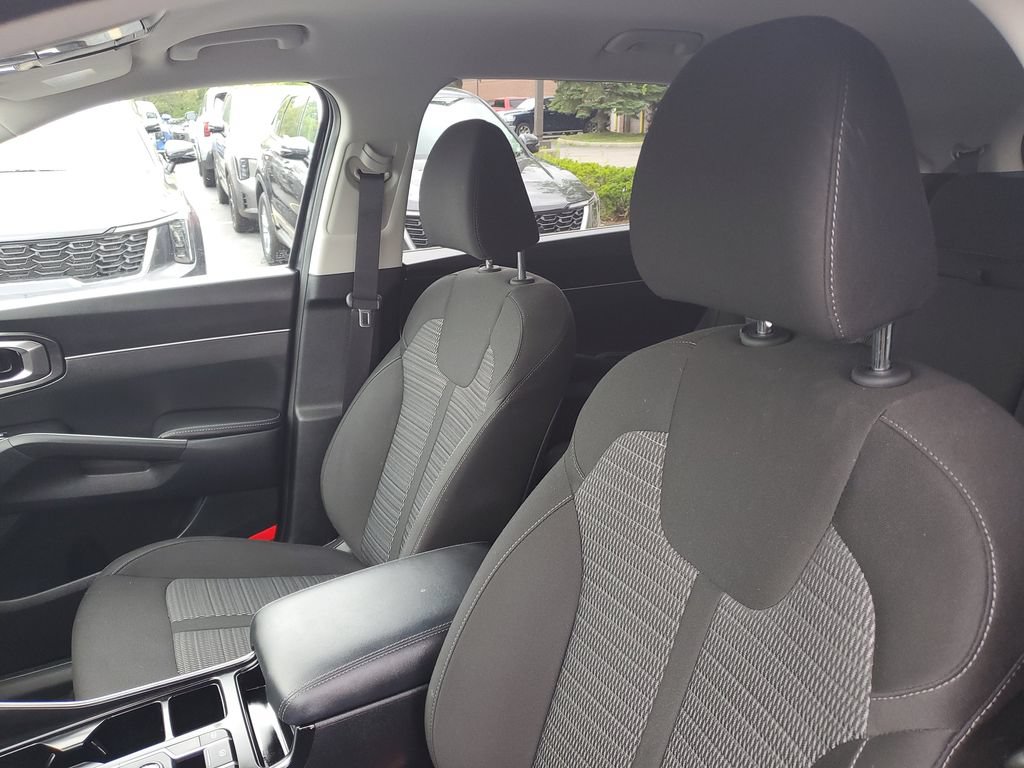Certified 2025 Kia Sorento LX FWD image 11