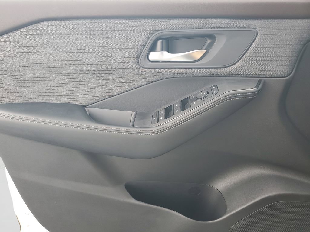 Used 2023 Nissan Rogue SV AWD/4WD image 19