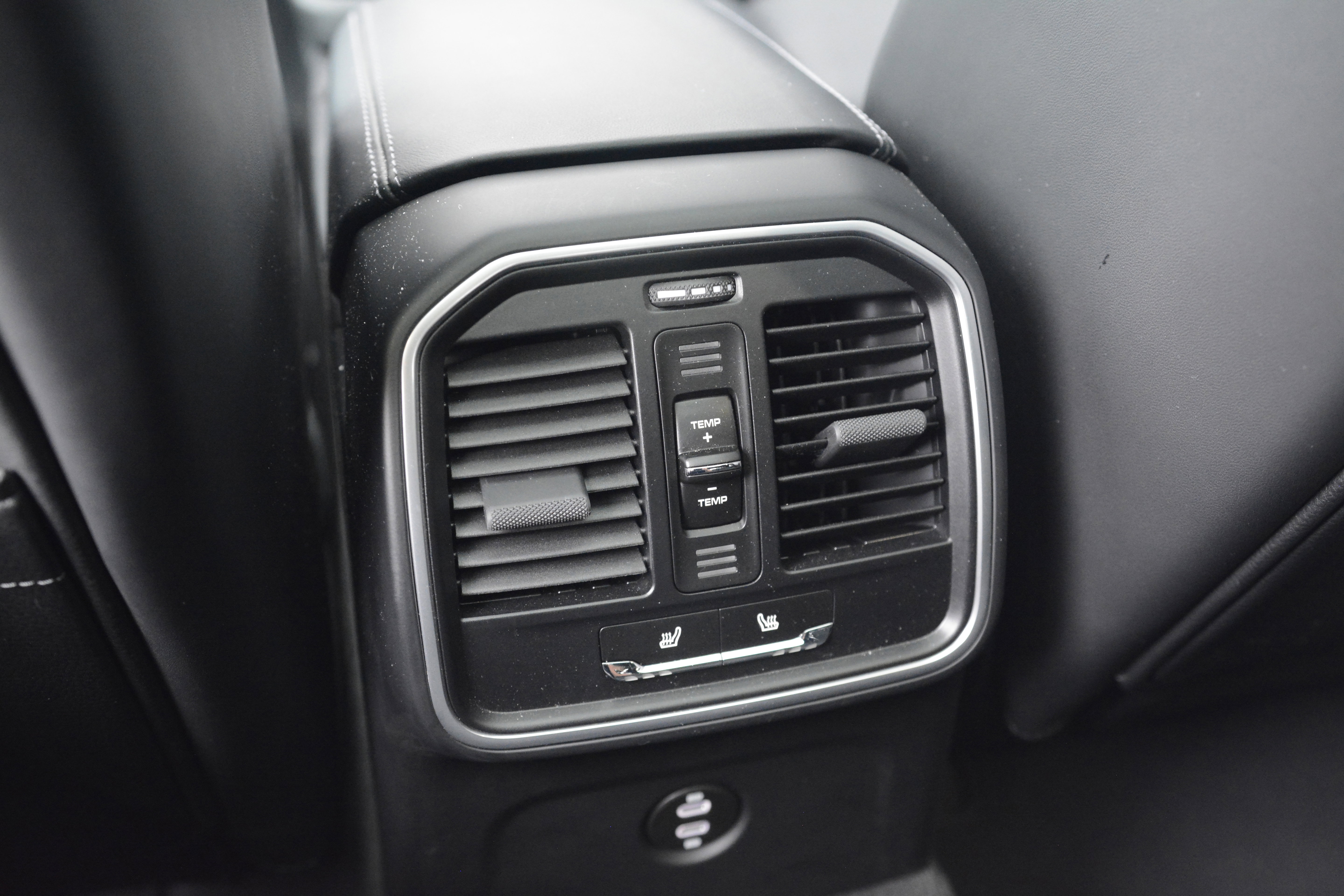 Certified 2025 Porsche Macan AWD/4WD image 33
