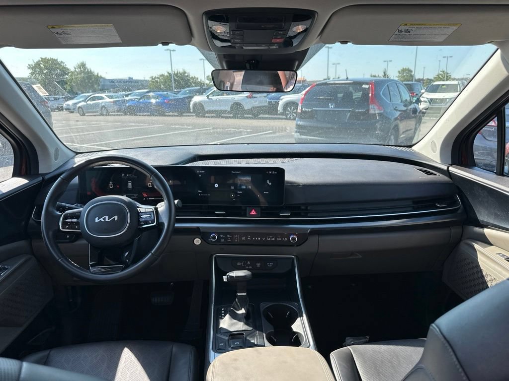 Used 2025 Kia Carnival FWD image 16
