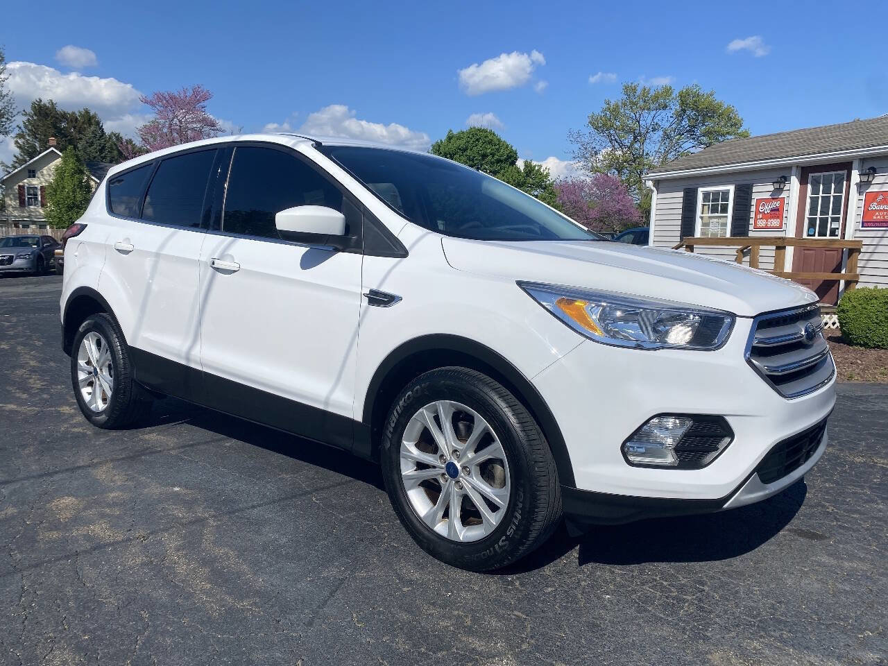 Used 2019 Ford Escape SE FWD image 1