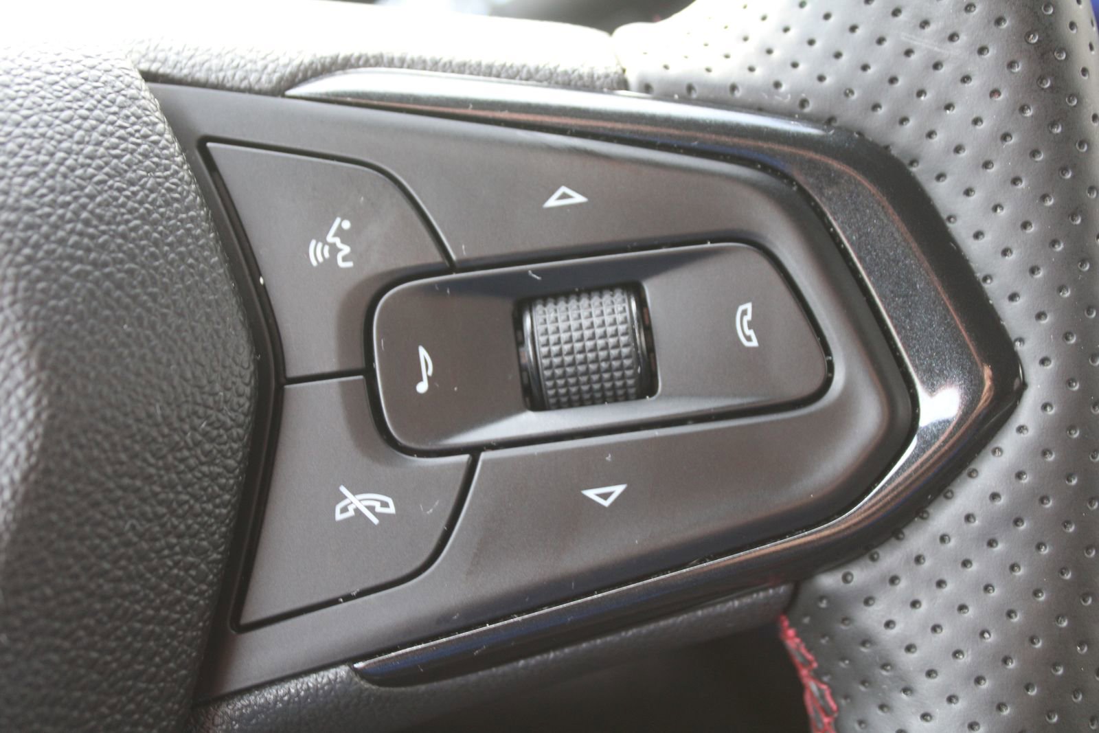 Used 2024 Chevrolet Trax RS image 30