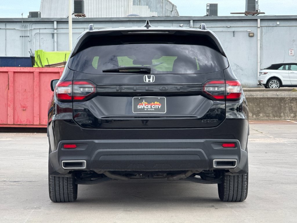 Used 2025 Honda Pilot Sport image 5