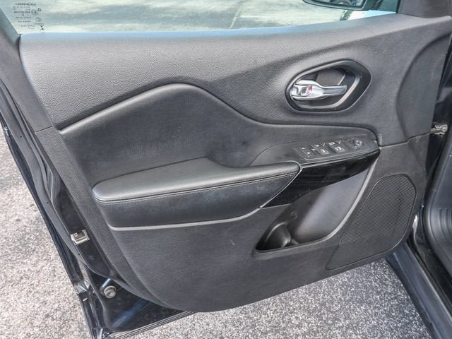 Used 2021 Jeep Cherokee Latitude Plus AWD/4WD image 22