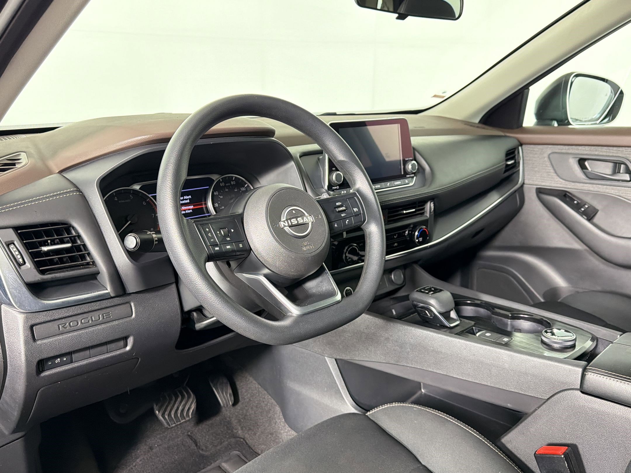 Used 2023 Nissan Rogue S AWD/4WD image 4
