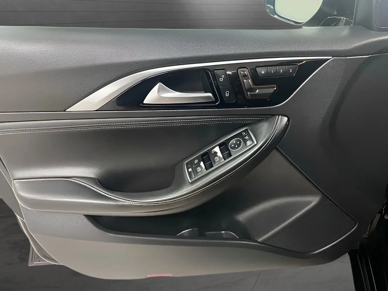 Used 2018 INFINITI QX30 FWD image 9