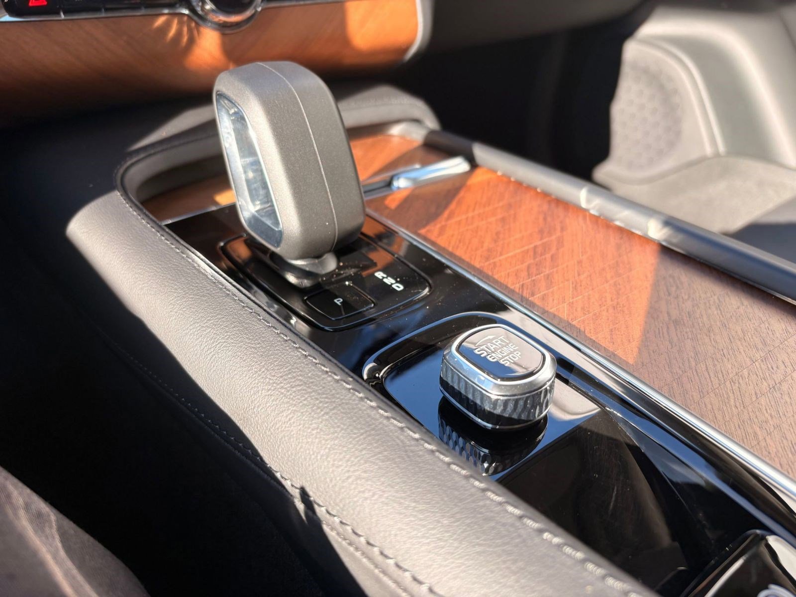 Certified 2025 Volvo XC90 B6 Plus image 17