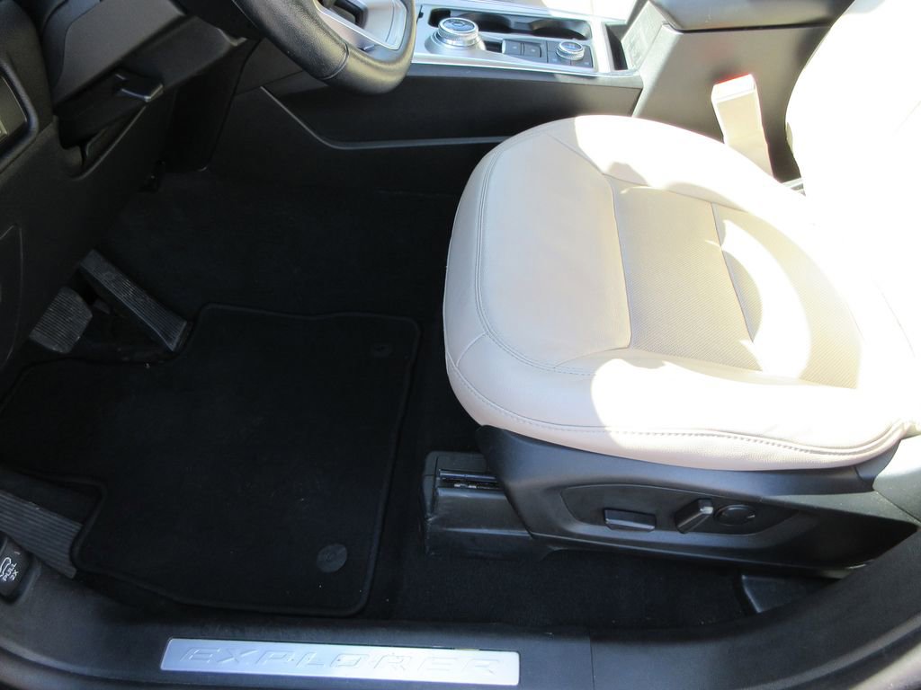 Used 2023 Ford Explorer Limited AWD/4WD image 22