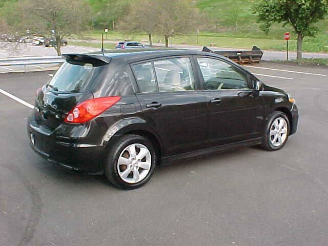 Used 2011 Nissan Versa Hatchback w/ Premium Pkg FWD image 6