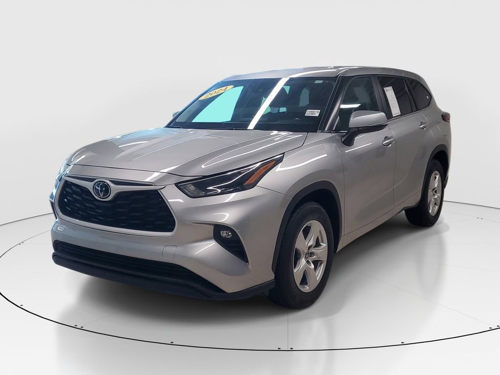 Used 2024 Toyota Highlander LE FWD image 3