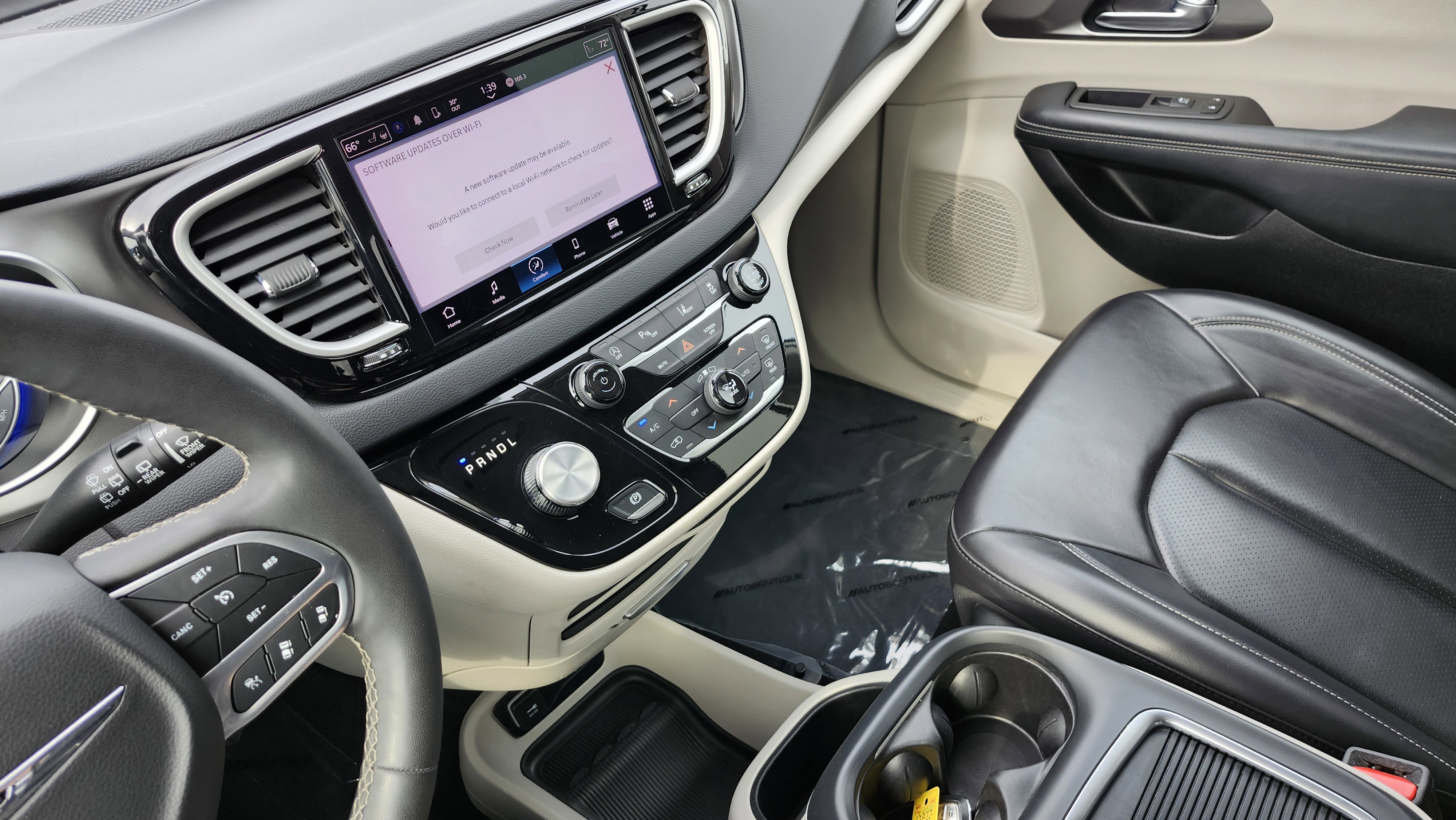 Used 2023 Chrysler Pacifica Touring-L image 27