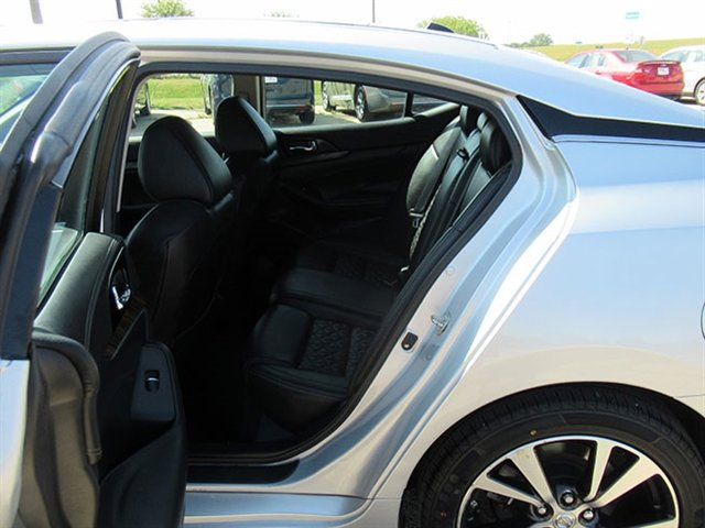 Used 2016 Nissan Maxima Platinum w/ Interior Lighting Package image 15