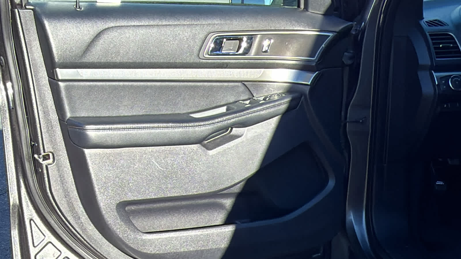 Used 2019 Ford Explorer XLT w/ Equipment Group 202A FWD image 23
