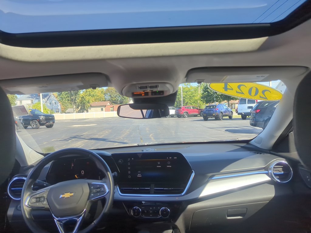 Certified 2024 Chevrolet Trax LT w/ Sunroof Package FWD image 22
