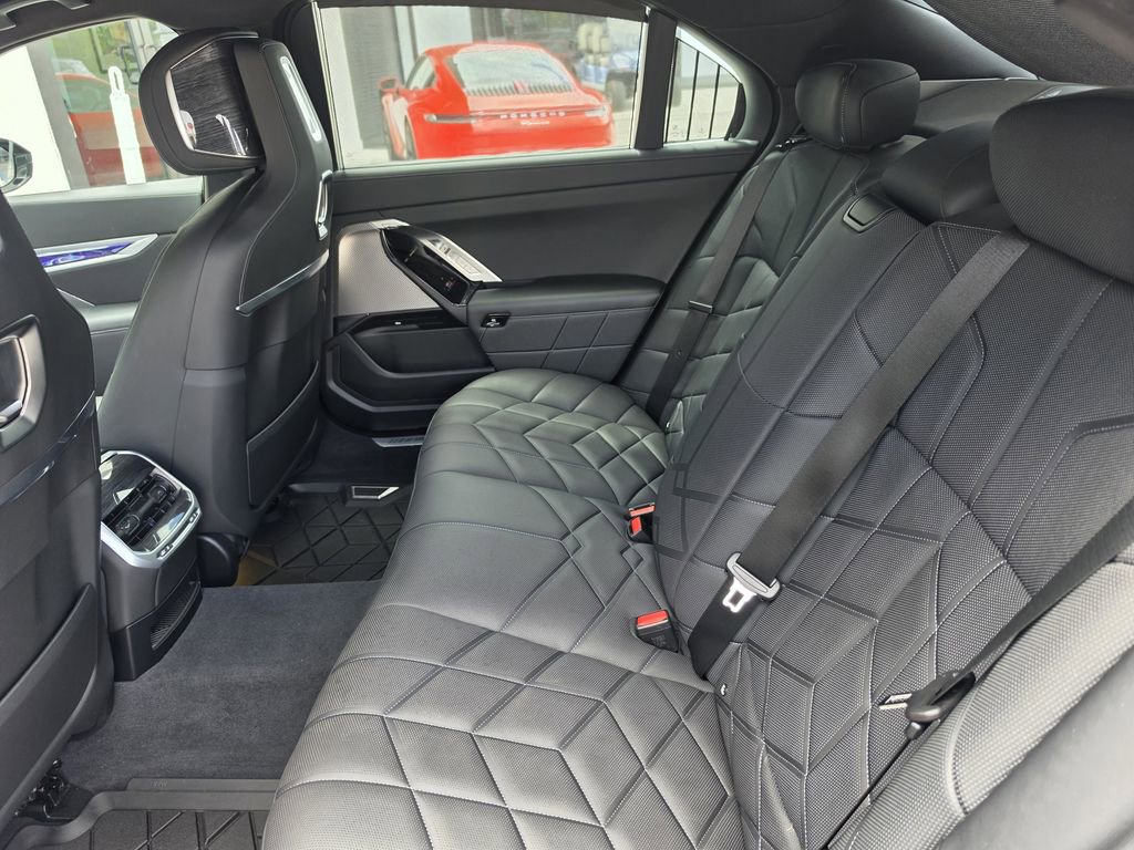 Used 2023 BMW 760i xDrive w/ Executive Package image 12