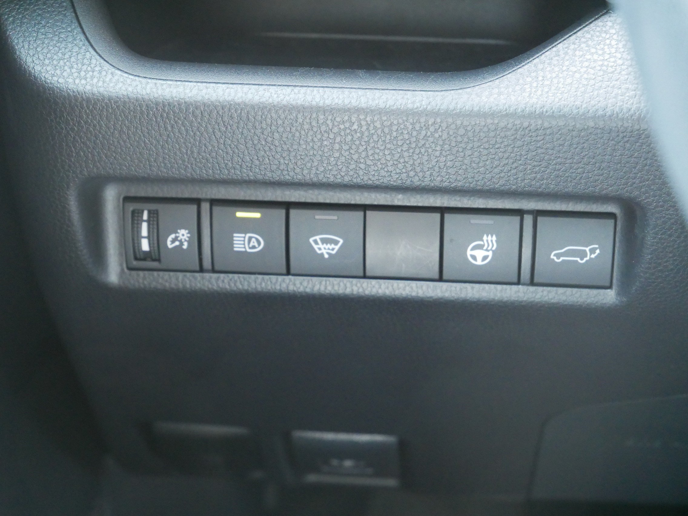Used 2021 Toyota RAV4 XLE Premium AWD/4WD image 26