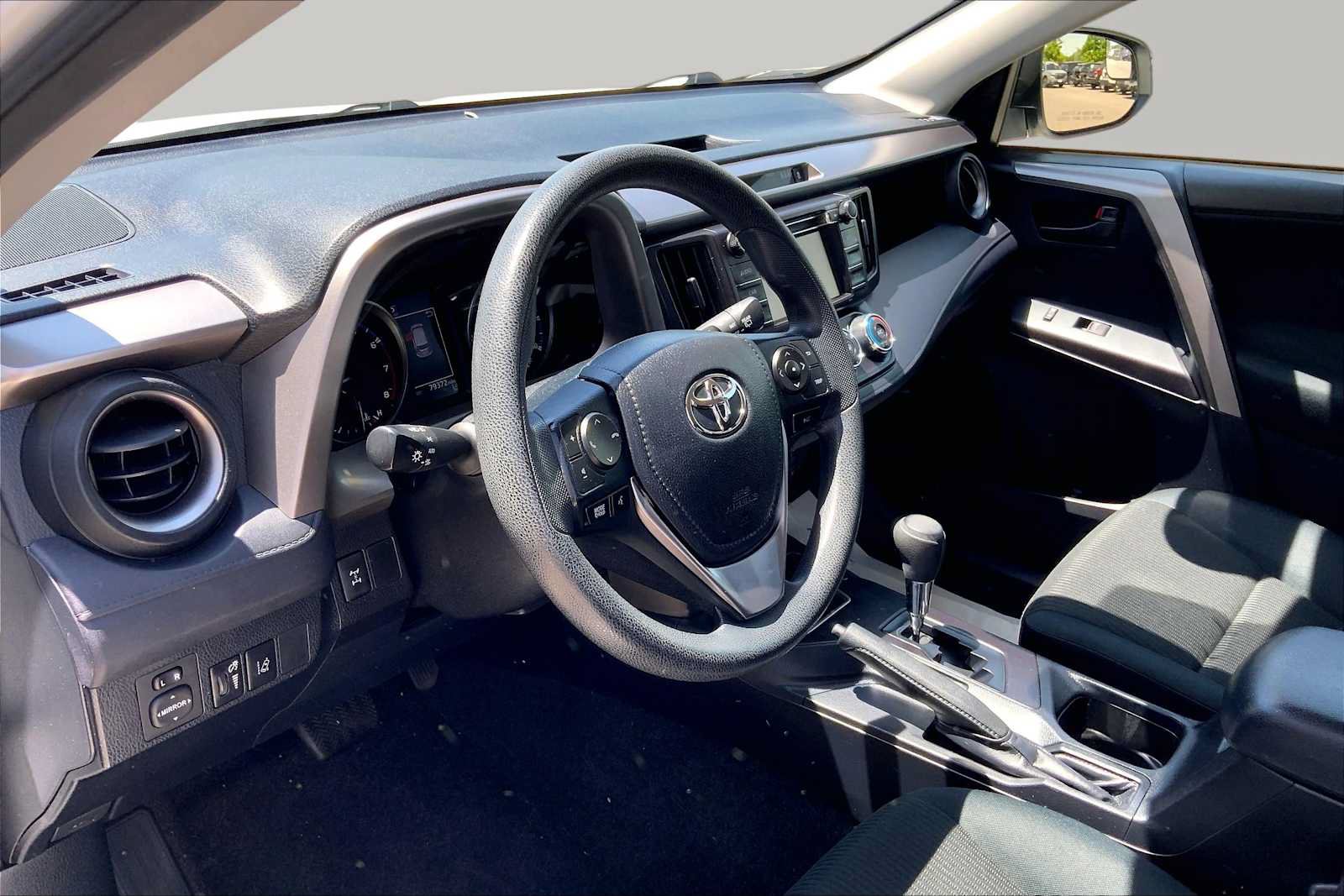 Used 2018 Toyota RAV4 LE AWD/4WD image 16