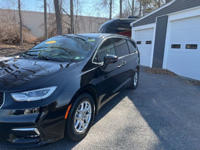 Used 2025 Chrysler Pacifica Select image 2