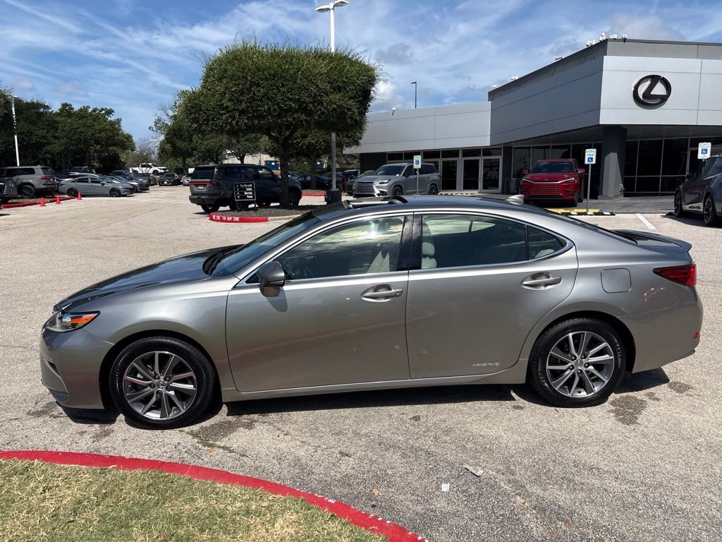Used 2018 Lexus ES 300h w/ Luxury Package FWD image 2