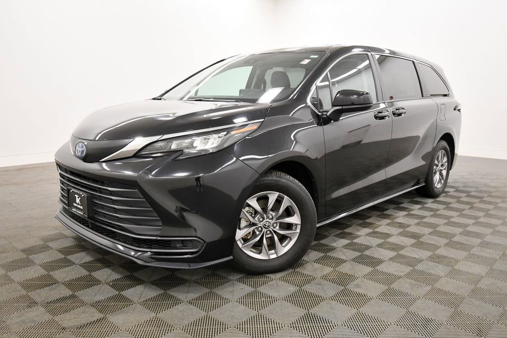 Used 2024 Toyota Sienna LE FWD image 2