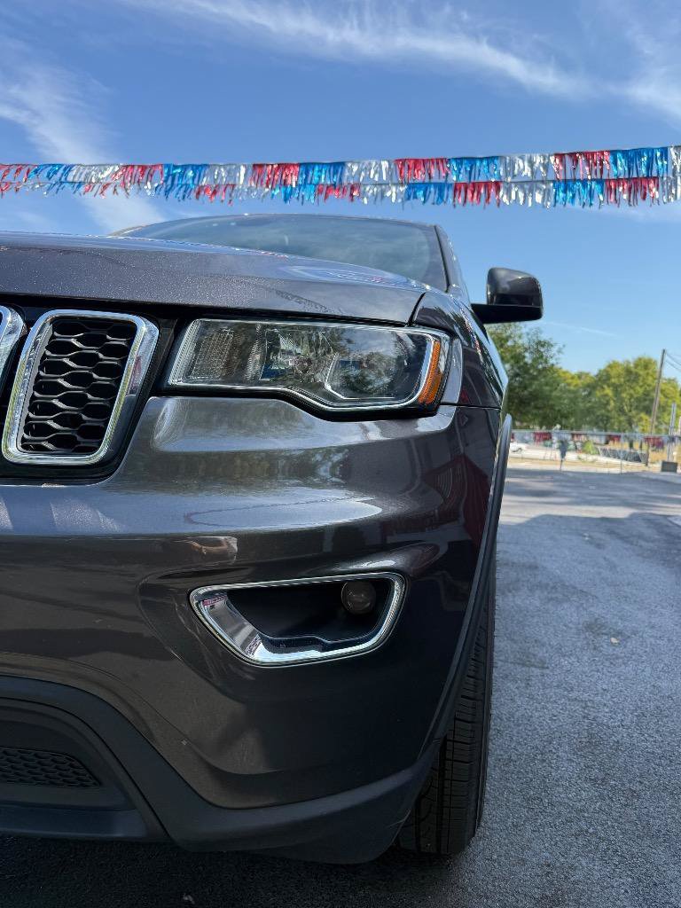 Used 2019 Jeep Grand Cherokee Laredo RWD image 2