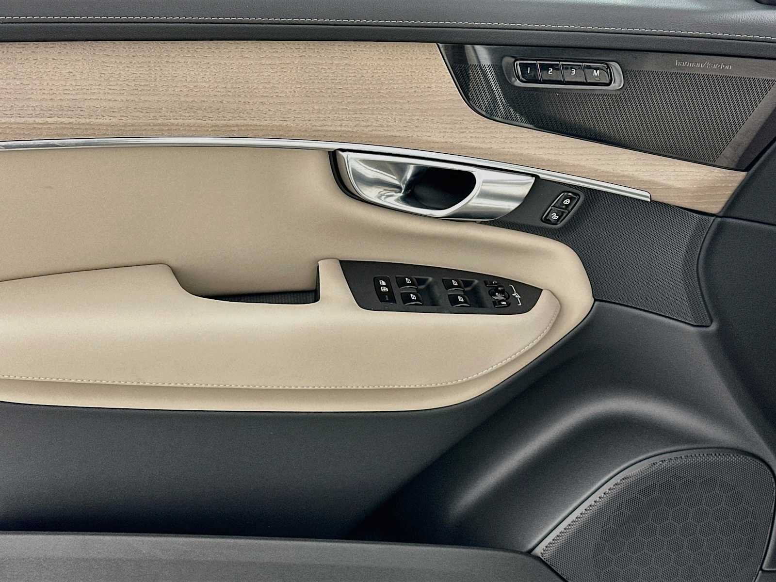 New 2026 Volvo XC90 B6 Plus w/ Protection Package Premier AWD/4WD image 16