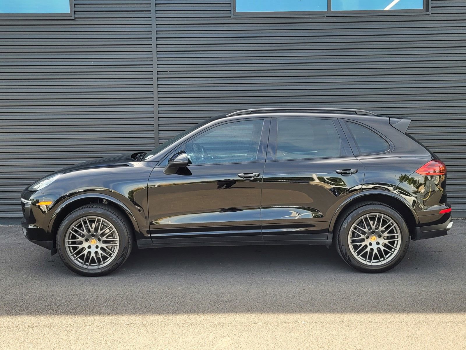 Used 2018 Porsche Cayenne Platinum Edition AWD/4WD image 3