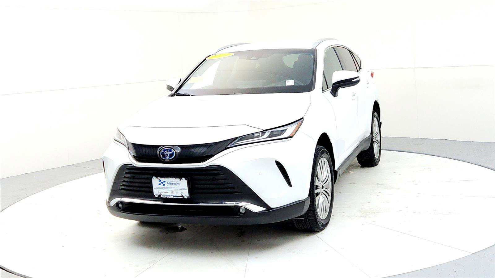 Used 2024 Toyota Venza XLE image 2