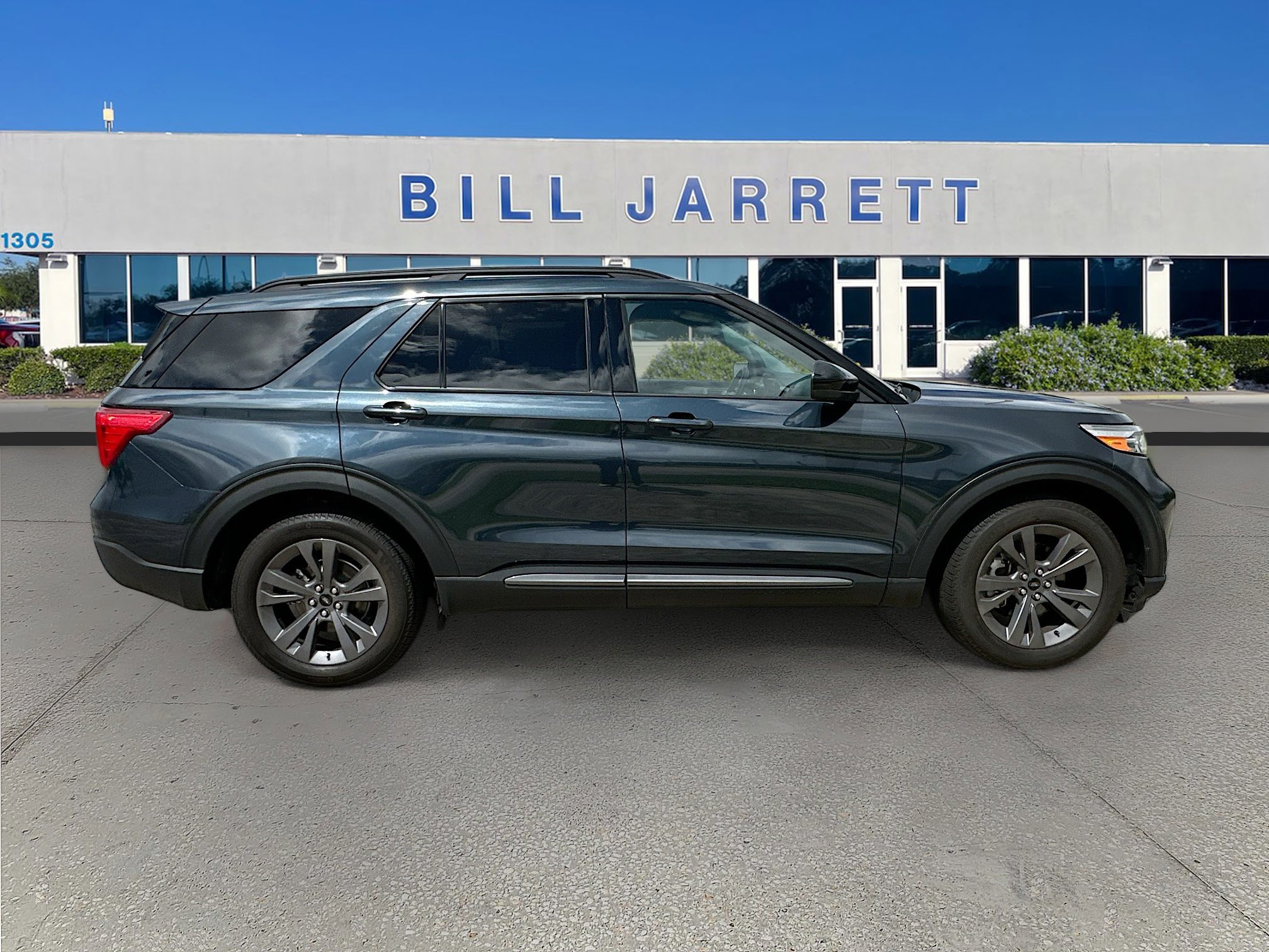 Used 2023 Ford Explorer XLT w/ Equipment Group 202A RWD image 8