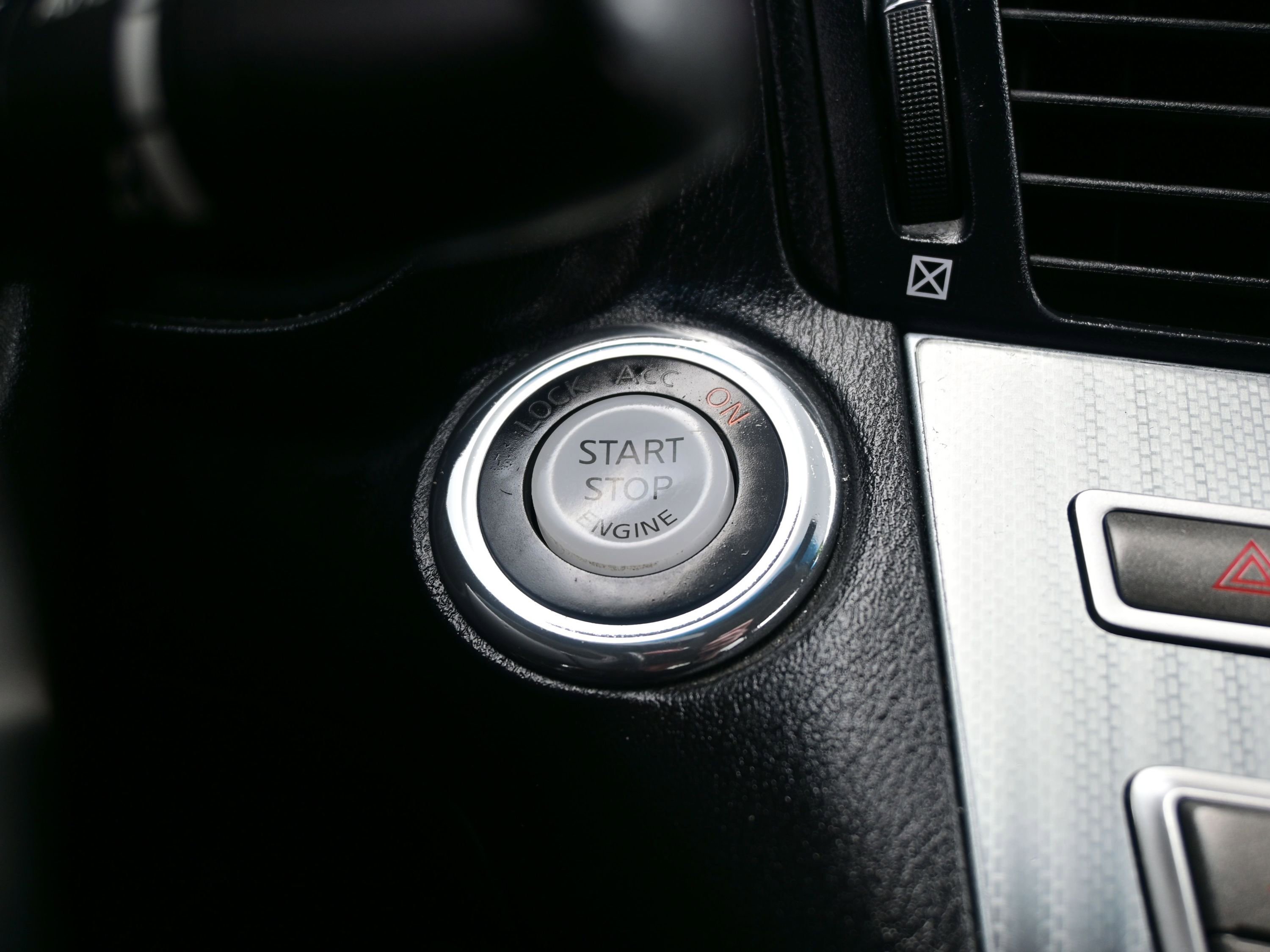 Used 2018 INFINITI Q70 Luxe image 25