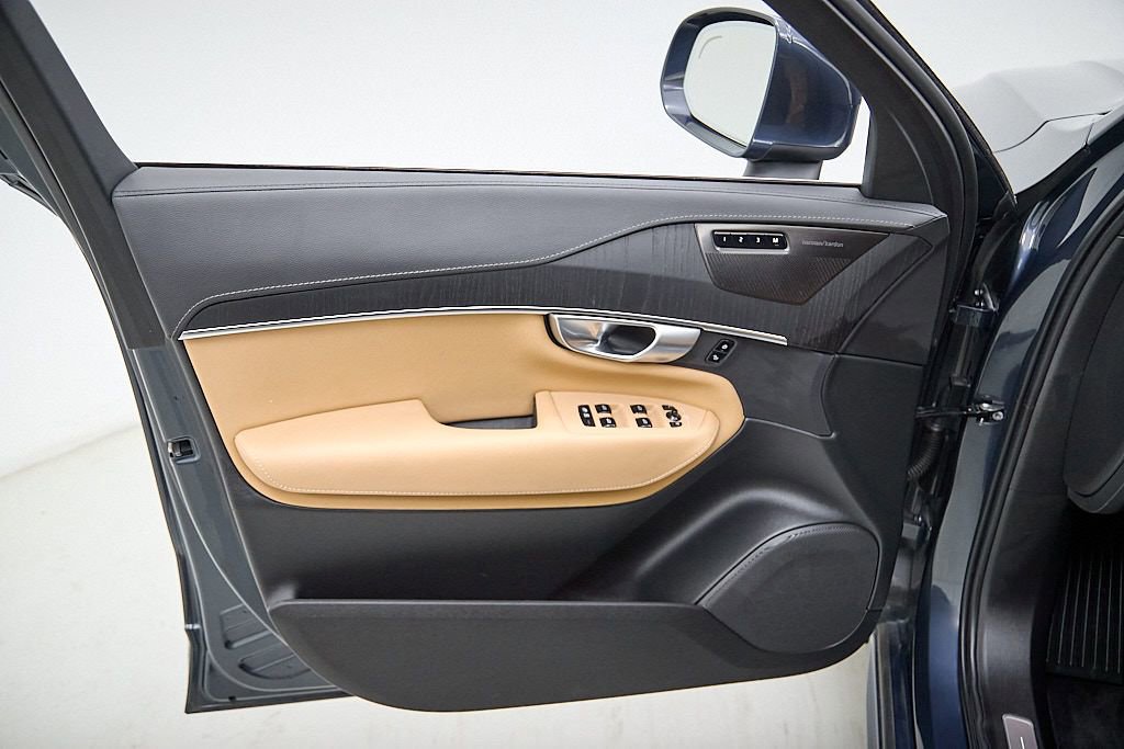 Certified 2024 Volvo XC90 T8 Ultimate w/ Protection Package image 10