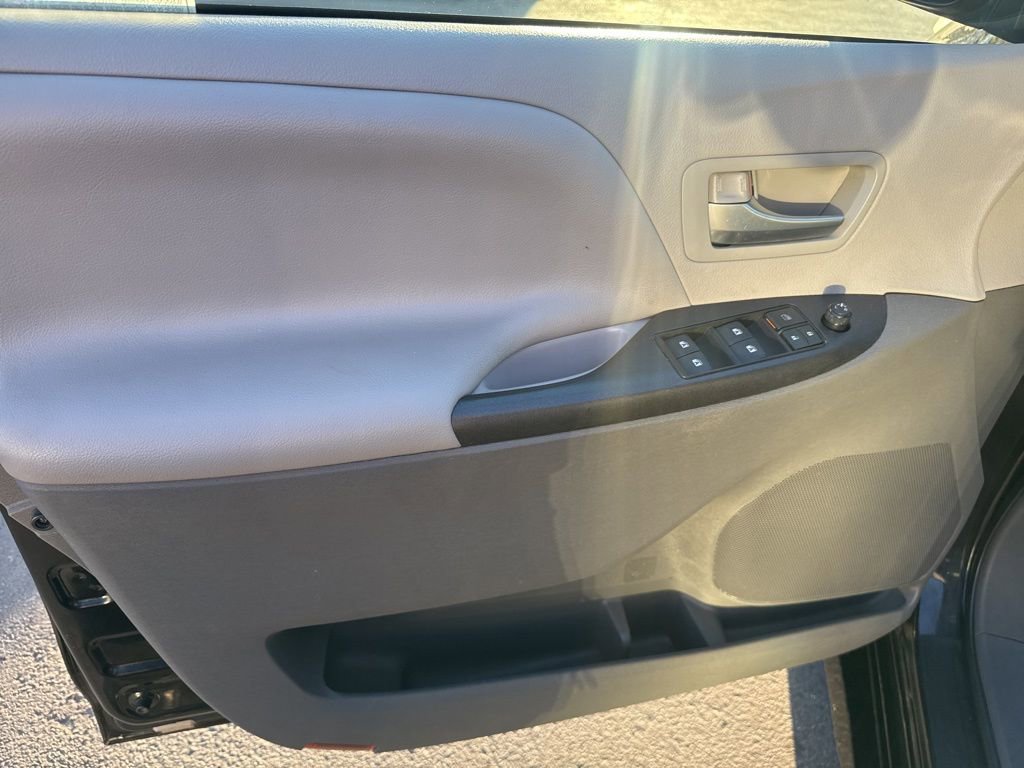 Used 2018 Toyota Sienna LE w/ Carpet Mat Package image 12