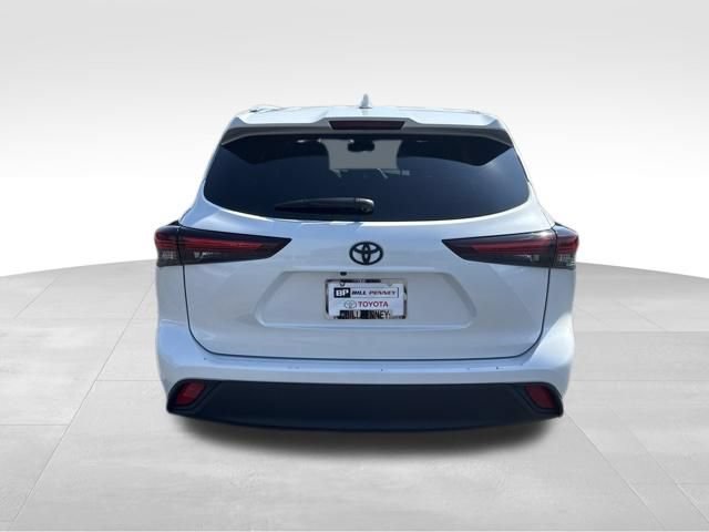 Used 2025 Toyota Highlander XLE FWD image 4